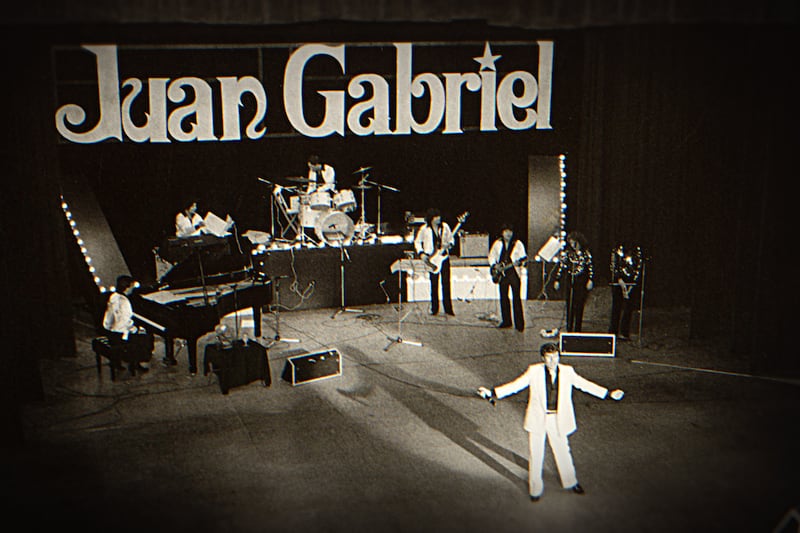 Netflix revela la vida de Juan Gabriel en una miniserie a partir de esta fecha