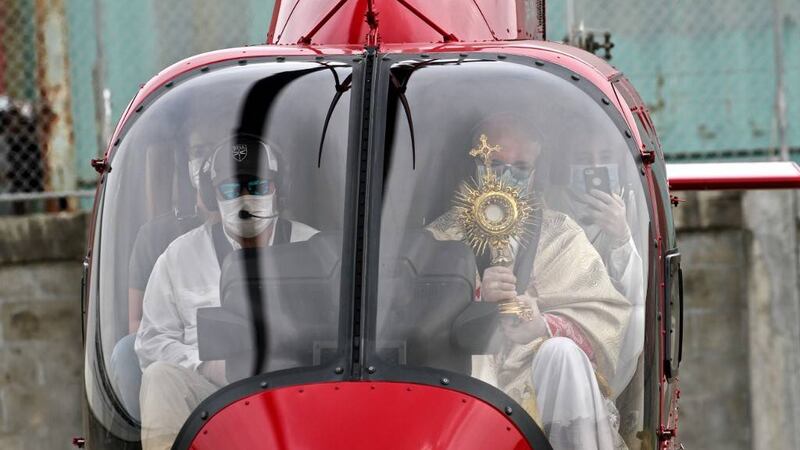 VIDEO. Desde un helicóptero, obispo bendice Guayaquil, golpeada por el coronavirus