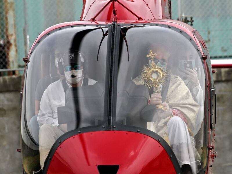 VIDEO. Desde un helicóptero, obispo bendice Guayaquil, golpeada por el coronavirus