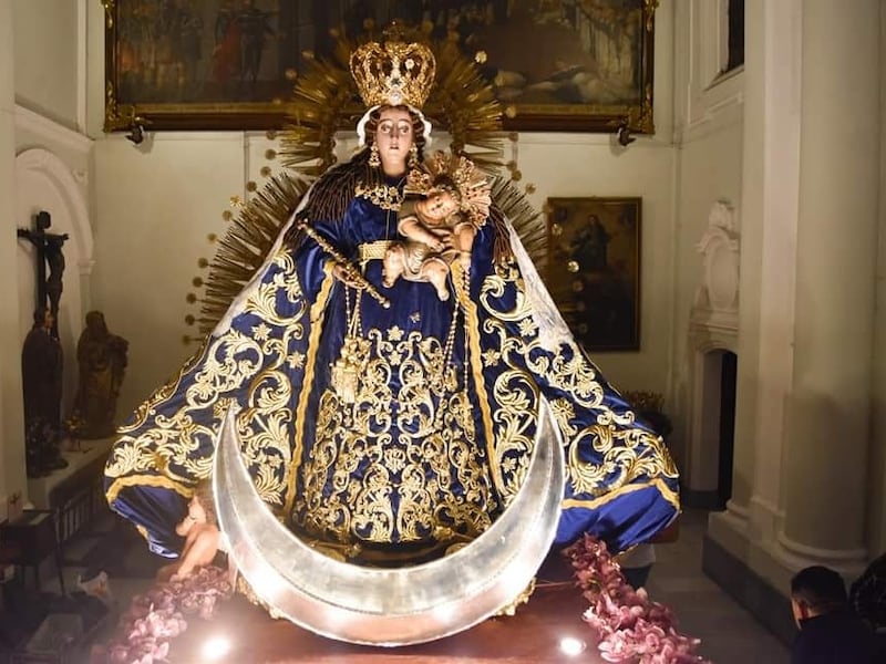 Virgen del Rosario reparte bendiciones en su tradicional procesión