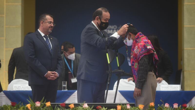 Gobierno entrega credenciales a guías espirituales; asociación maya rechaza acreditación