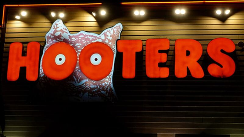 “Somos sensuales y confiadas”: Meseras plus size de Hooters desatan polémica