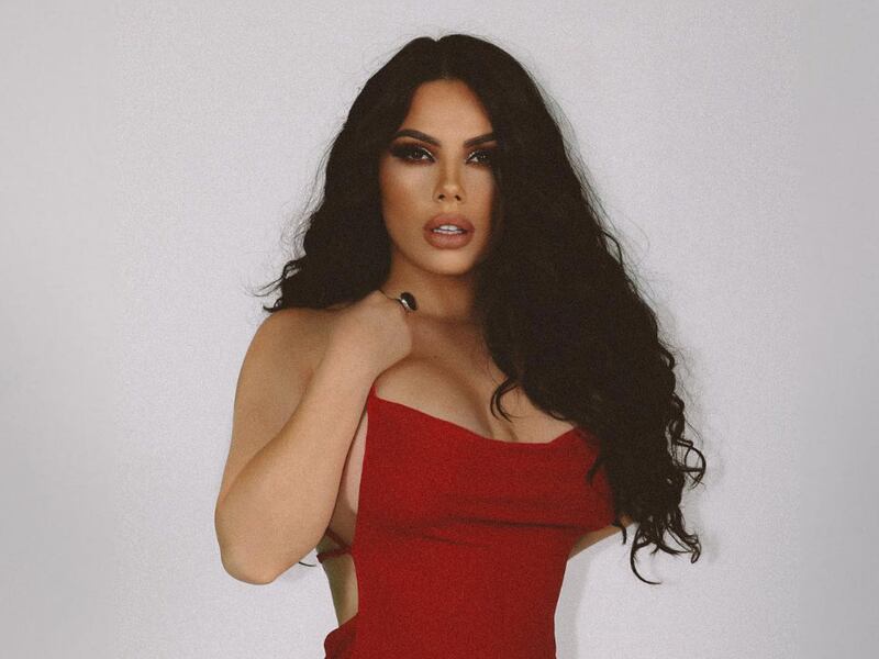 Lizbeth Rodríguez a punto de enseñar su intimidad con su tanga de hilo en evento público