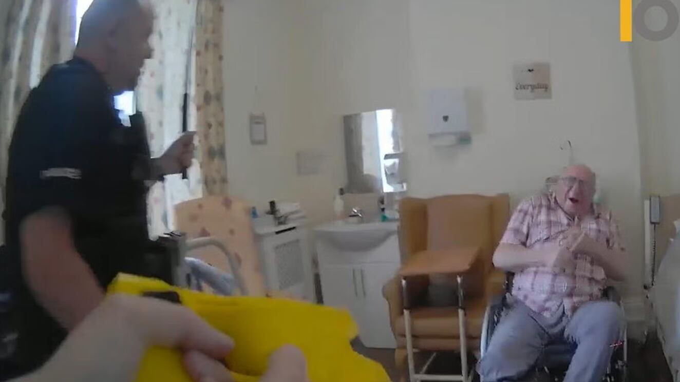 Declaran inocentes a policías que agredieron a abuelito en silla de ruedas en Reino Unido