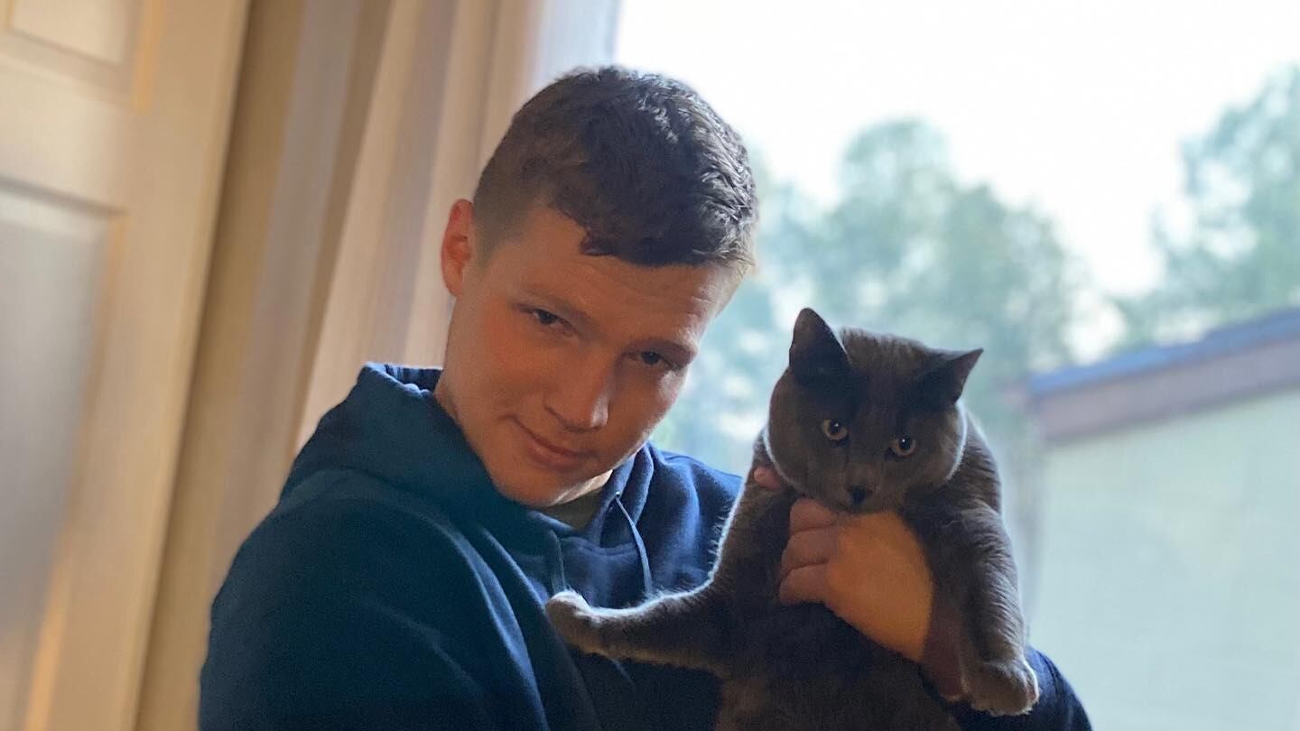 Garrison Brown fue hallado muerto dentro de su cuarto.