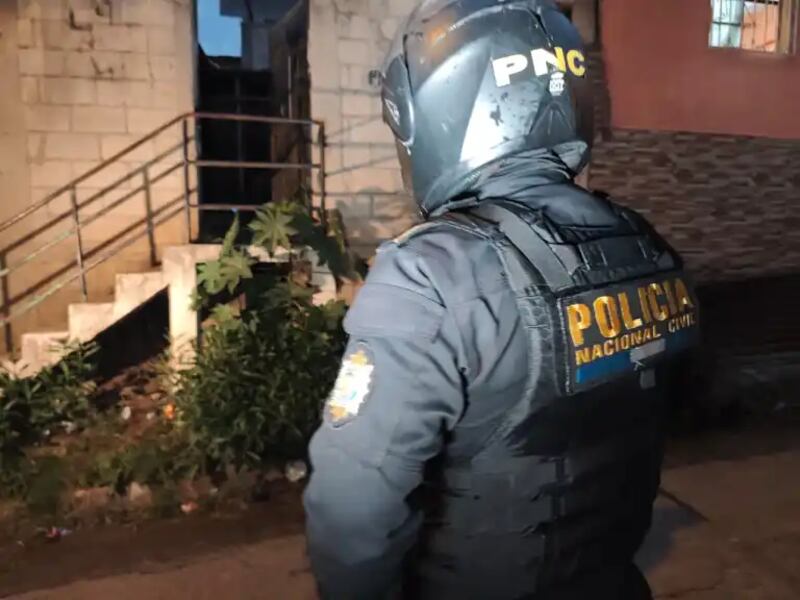 La noche del domingo 24 de mayo fueron sorprendidos dos pandilleros cuando descuartizaban a un rival en Santa Faz, zona 18.