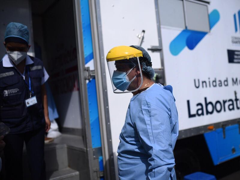 Más de 900 nuevos contagios son detectados en primer día hábil tras Semana Santa