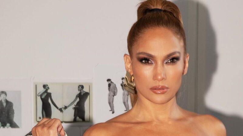 ¡Se le fue la mano! Jennifer López y el delirante vestido con el que enseña de más