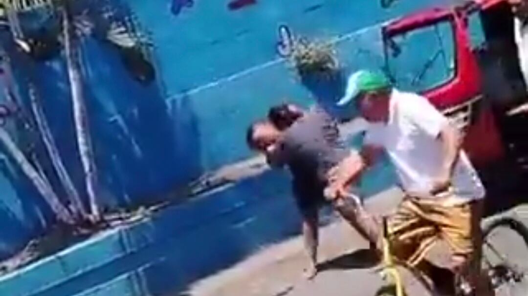 Pelea entre dos mujeres es protagonizada por el supuesto amor de un hombre.