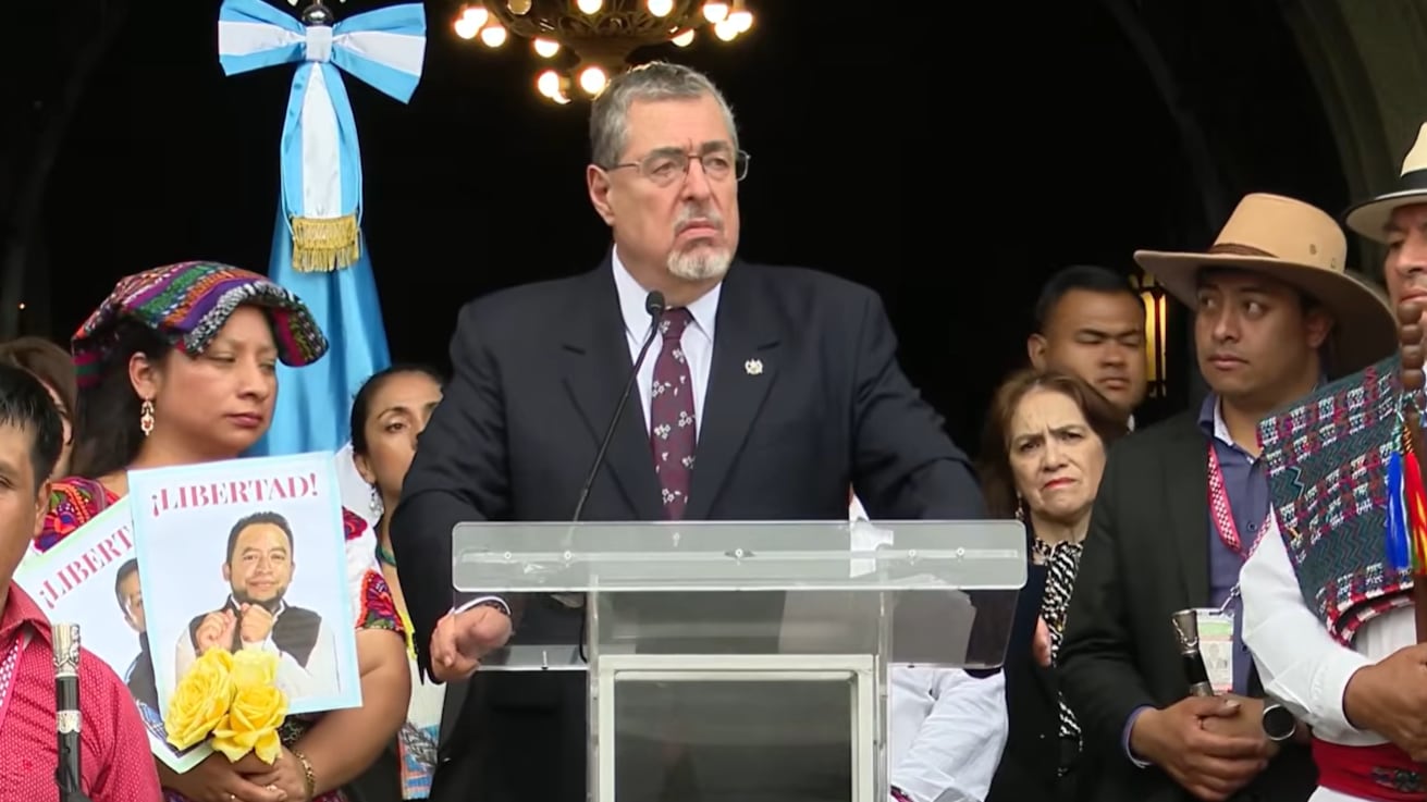 El presidente Bernardo Arévalo acompañado de autoridades indígenas en el Palacio.