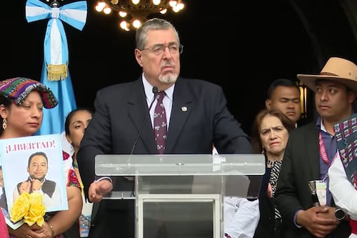 Arévalo se refiere al “régimen de abuso” a un año de la prisión de líderes indígenas