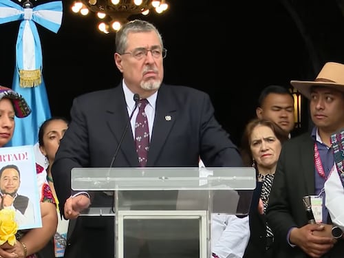 Arévalo se refiere al “régimen de abuso” a un año de la prisión de líderes indígenas