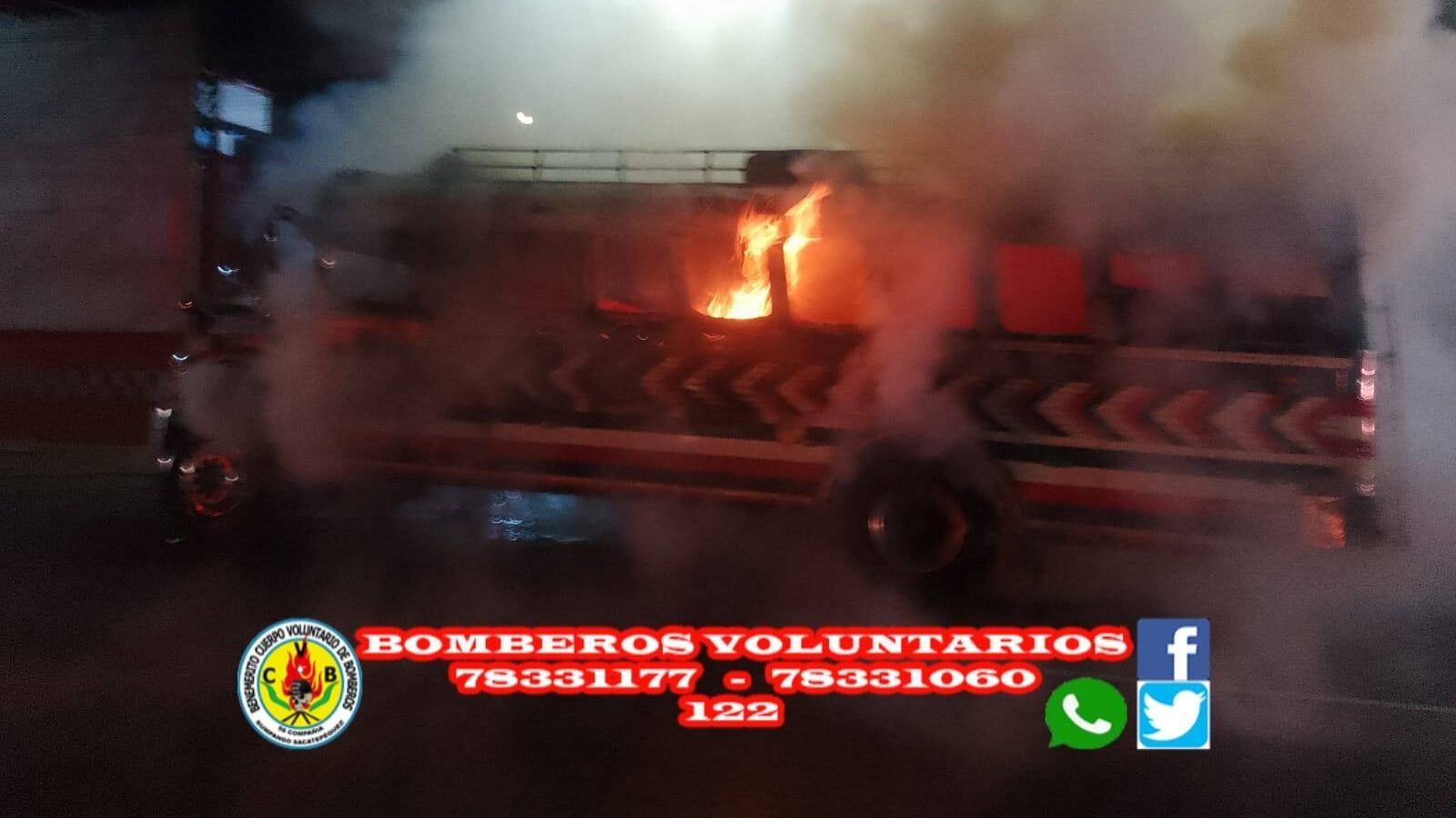 Bus extraurbano se incendia en Sumpango.