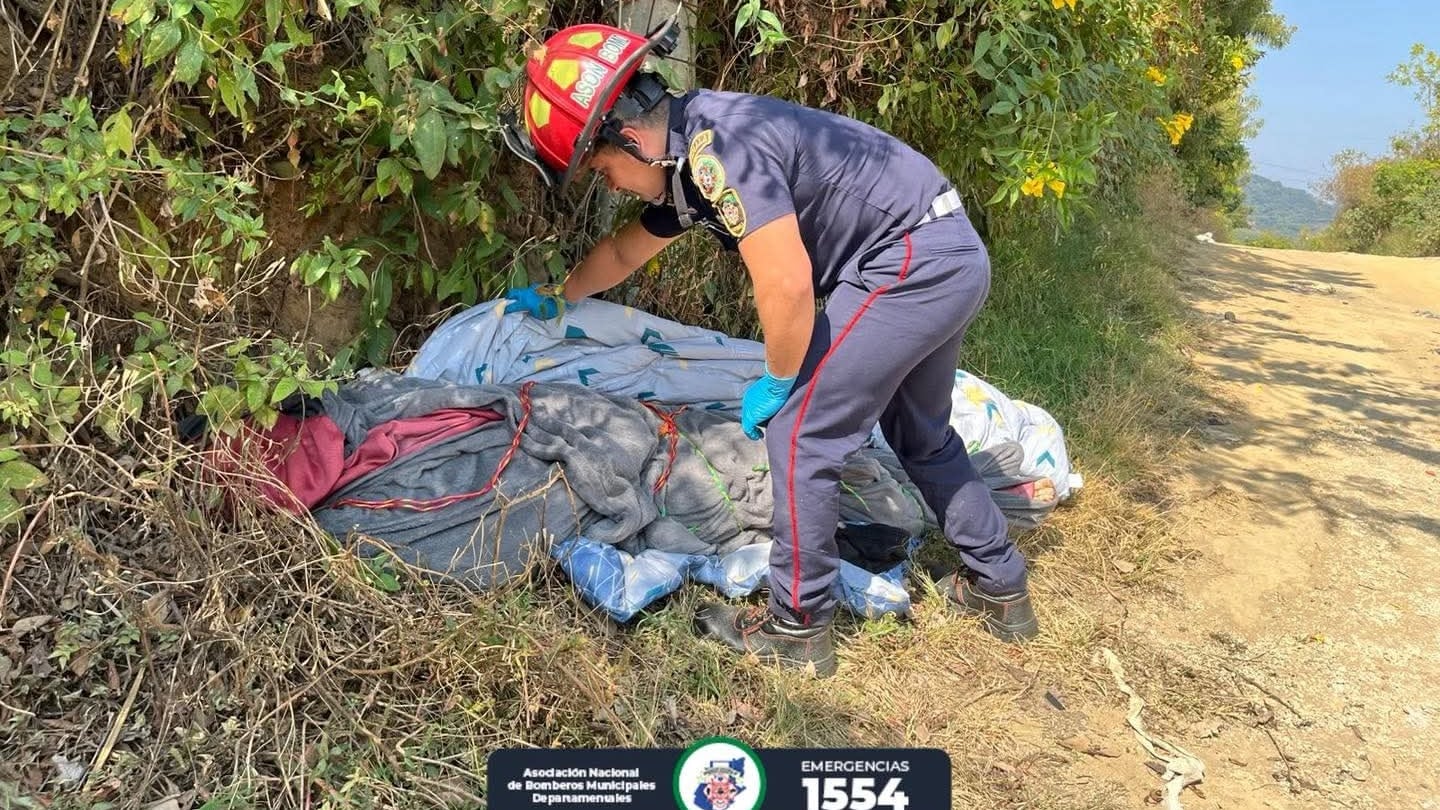 El cadáver envuelto en sábanas fue localizado en Bárcena, Villa Nueva. Foto: Bomberos Departamentales.