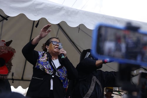 Con sátiras y consignas celebran salida de Consuelo Porras del MP