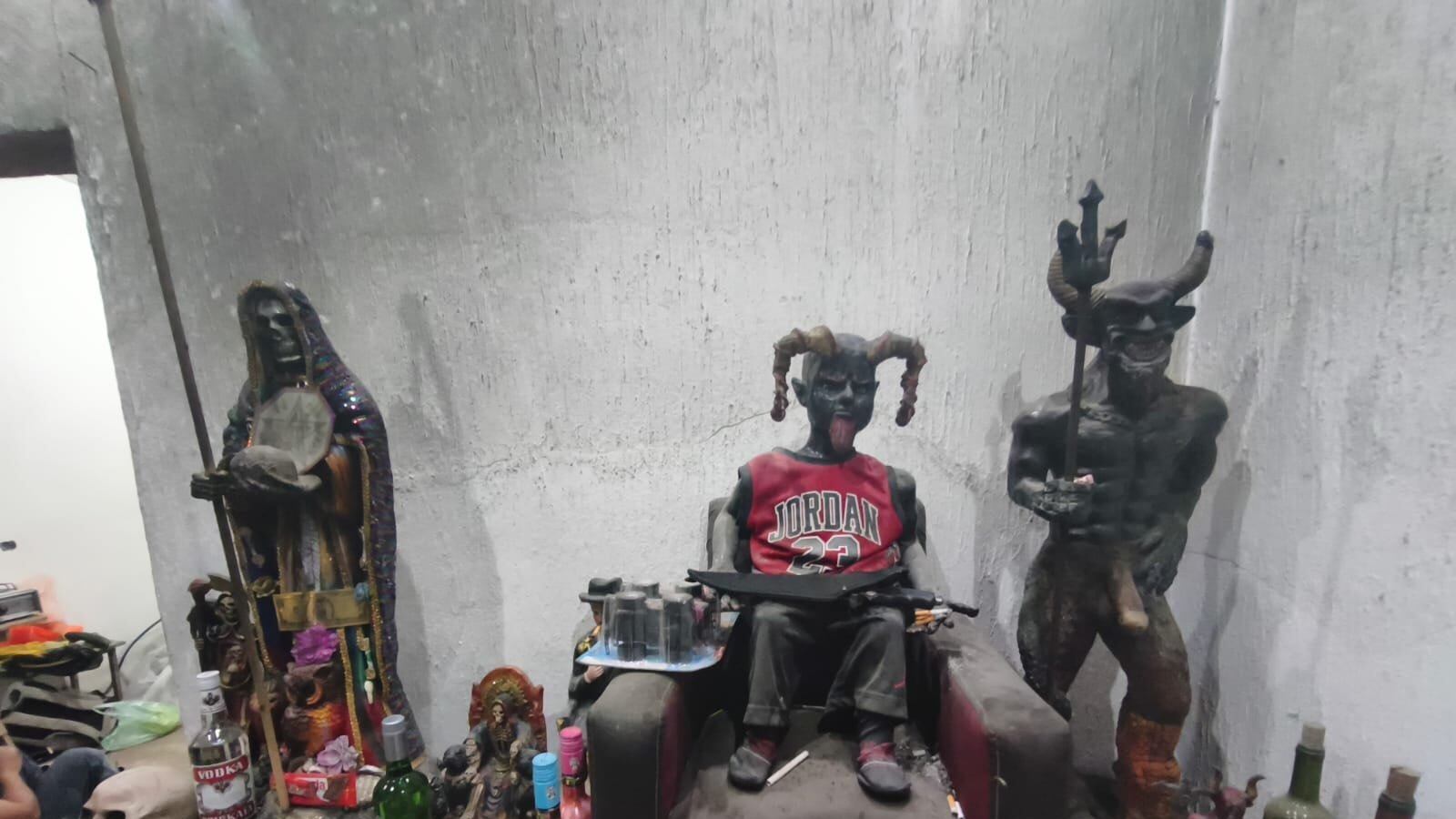 En el inmueble fue localizado un altar de la Santa Muerte, armas de fuego y droga. Foto: PNC