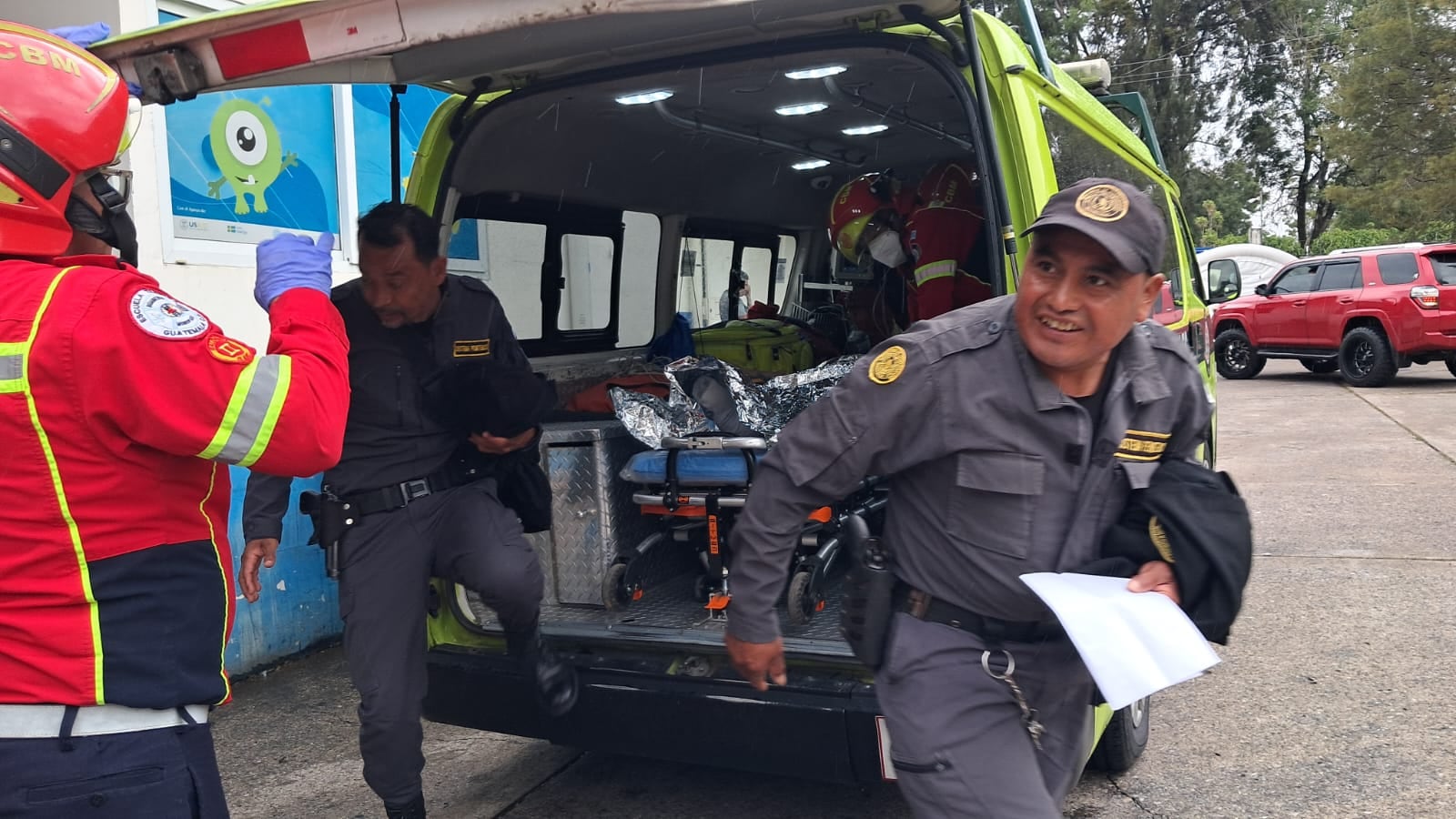 Mauricio Ernesto Gaitán Martínez, 32 años, es auxiliado por Bomberos Municipales en el Hospital Roosevelt.