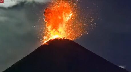 Espectacular erupción del Volcán de Fuego ilumina la noche de Año Nuevo en Guatemala