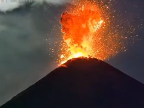 El Volcán de Fuego ofrece una postal impresionante en la última noche del año