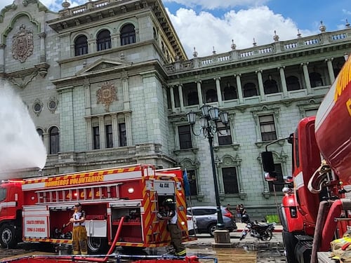 Bomberos Voluntarios comienzan celebración de 75 años con actividades de prevención en Plaza Constitución