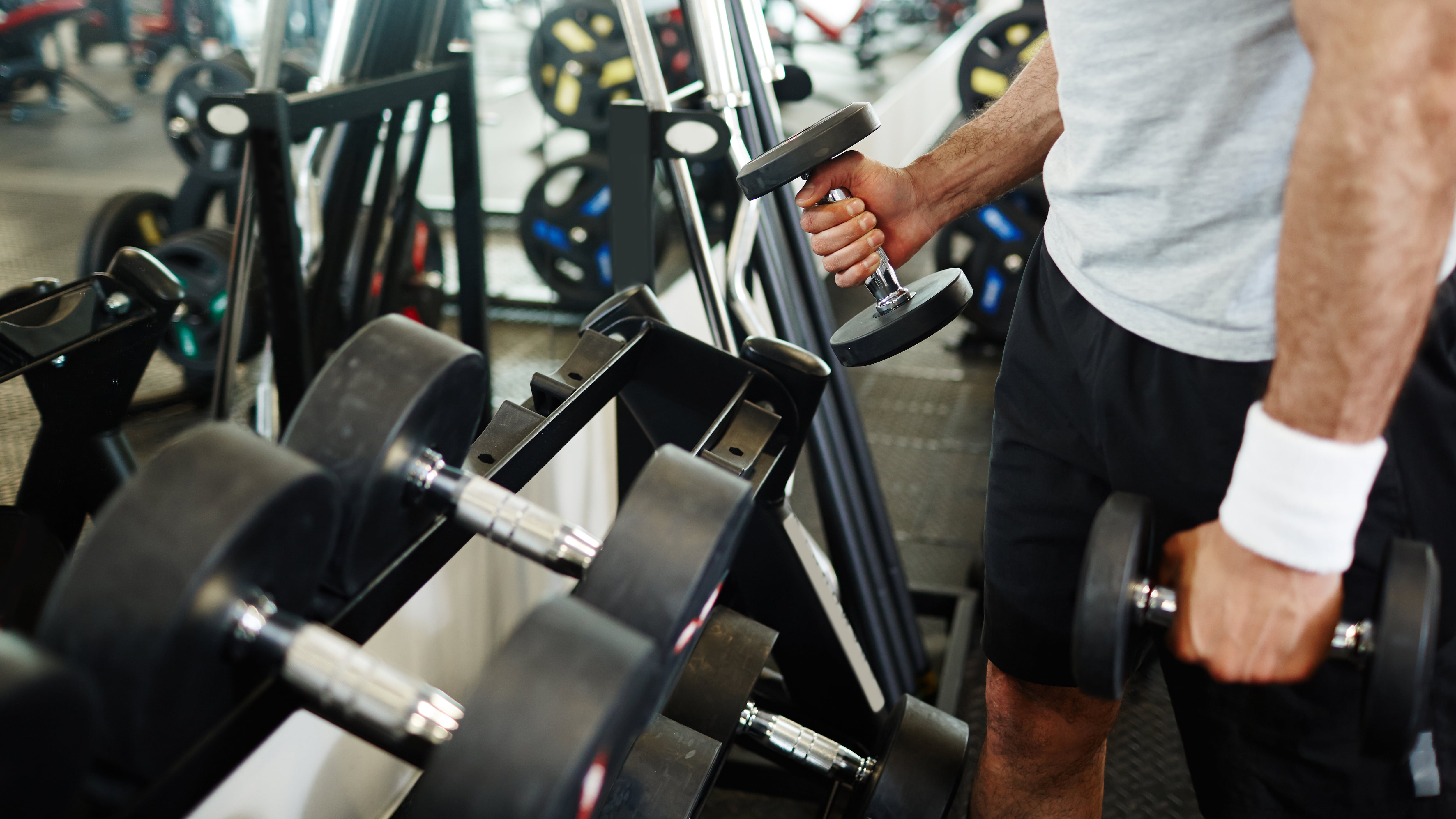 Ya sea que optes por peso integrado o por peso libre en el gimnasio, ambas opciones tienen cosas a favor y en contra, y lo mejor para ti dependerá de tu situación y de tus objetivos. Foto: Magnific.