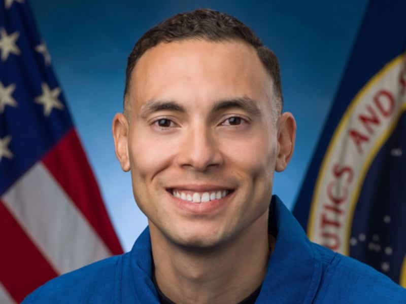 “Que se abran más puertas para los hispanos”, puertorriqueño Marcos Berríos se gradúa en la NASA