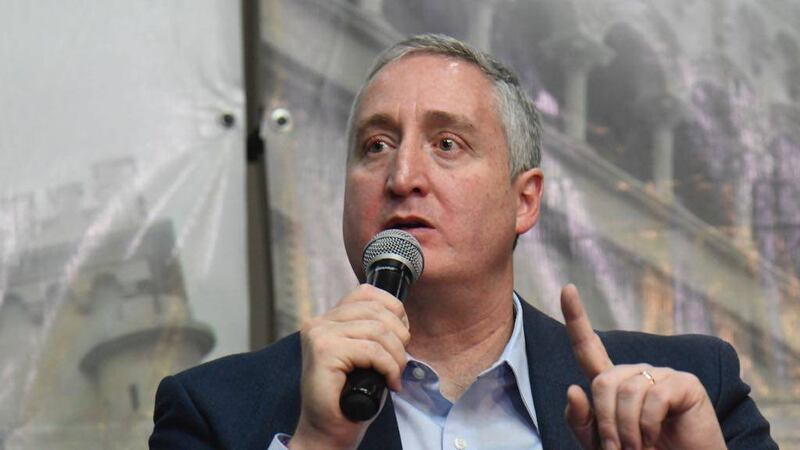 Degenhart habría incurrido en usurpación de funciones, dice constituyente