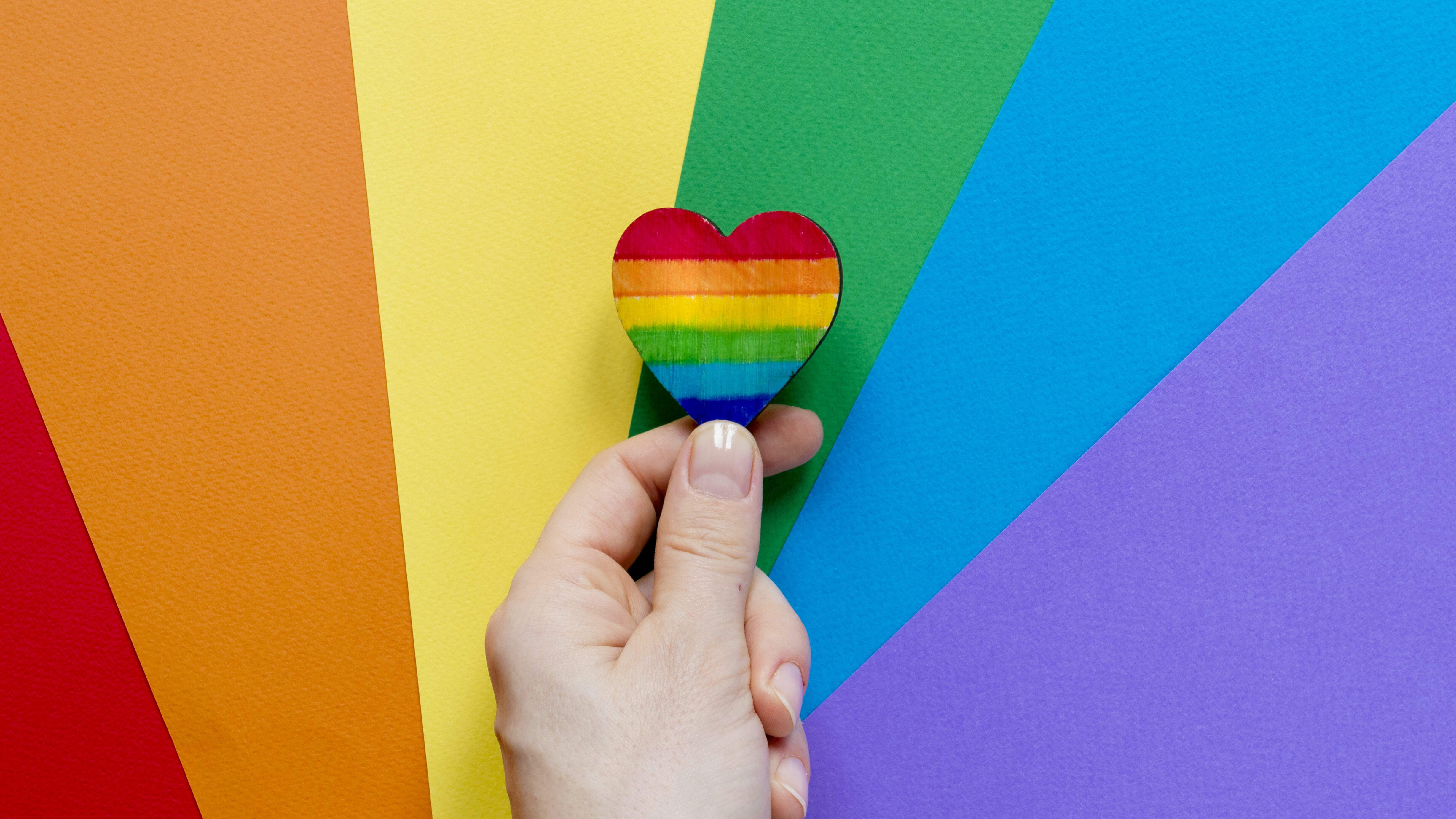 Pride es un festejo anual en muchos lugares del mundo para celebrar la diversidad sexual y de género, pero también es una forma de luchar por los derechos de las personas LGBT+ y abolir la desigualdad a la que se enfrentan. Foto: Freepik.