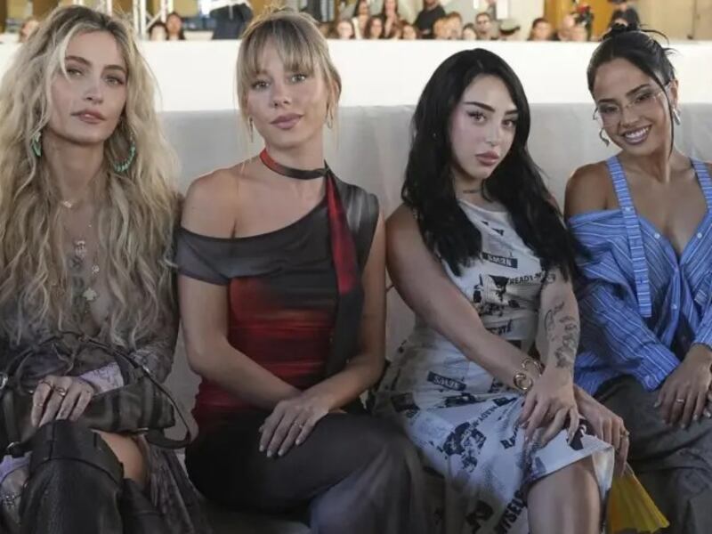 El momento que todos estábamos esperando: El reencuentro de Paris Jackson y Ester Expósito