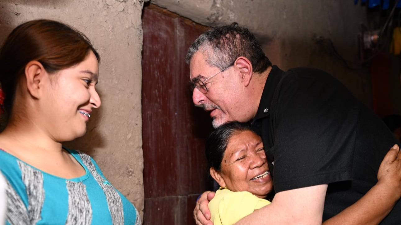 El presidente Bernardo Arévalo durante una gira en la provincia.