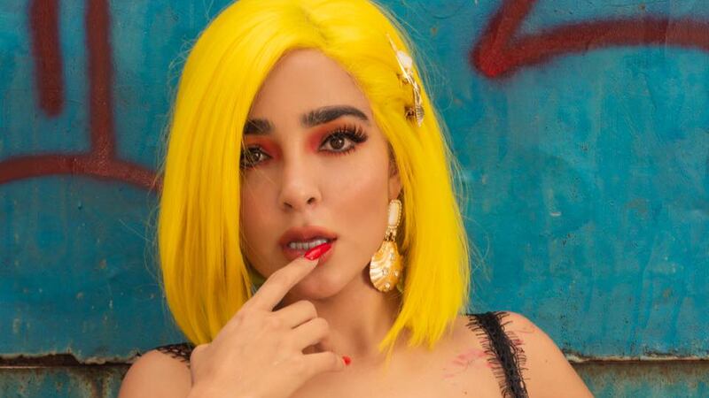 Mane calienta las redes con un outfit traslúcido que deja entrever su derrière