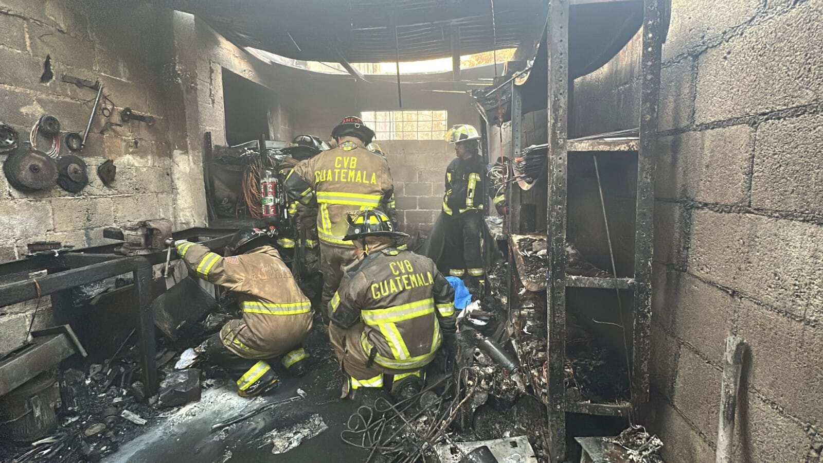 Incendio en bodegas de plástico en zona 13.