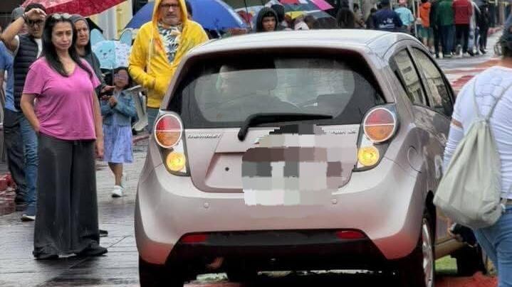 La conductora pasó sobre la alfombra. Foto: RRSS