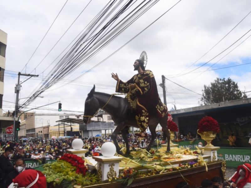 Devoción y fe marcan el Domingo de Ramos en Guatemala