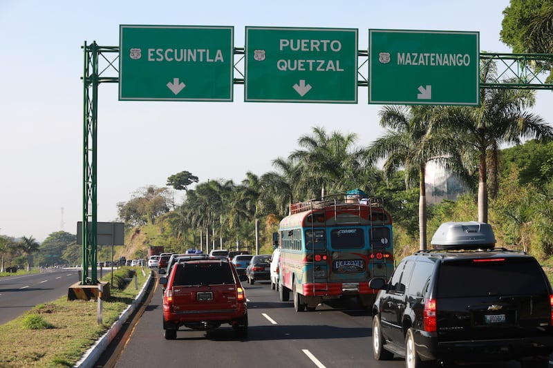 Veraneantes aprovechan el descanso para dejar la ciudad hacia la provincia.