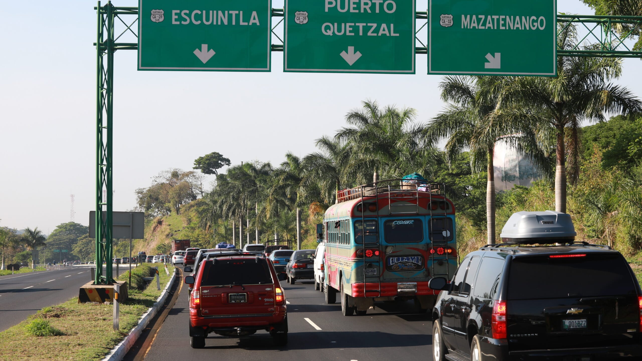 Veraneantes aprovechan el descanso para dejar la ciudad hacia la provincia.