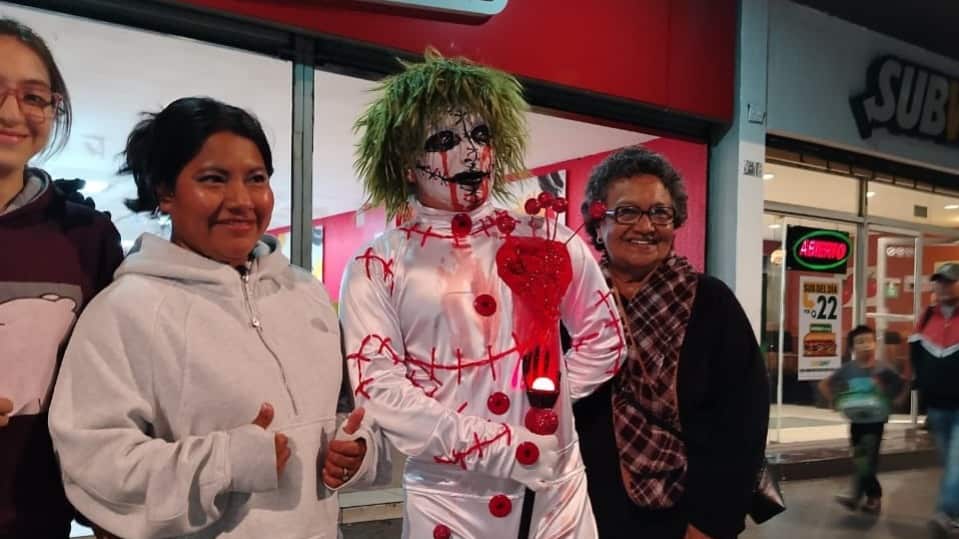 Familias guatemaltecas se reúnen en la sexta avenida para lucir sus disfraces. Foto: Walter Marroquín