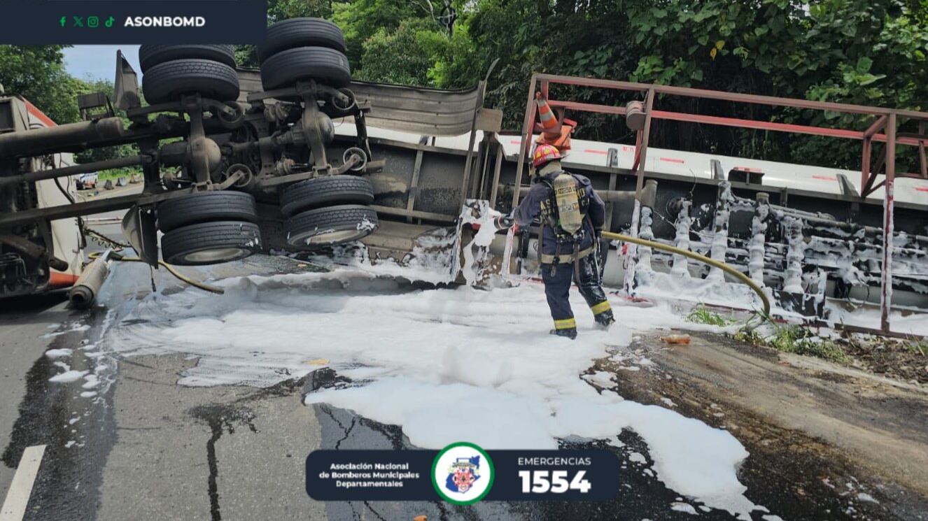 Un camión cisterna que transportaba con combustible volcó sobre la cinta asfáltica en el kilómetro 201 de la ruta al Pacífico. Foto: Bomberos Municipales Departamentales.