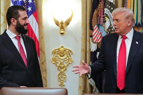 VIDEO. Donald Trump le hace una curiosa pregunta al presidente de Siria y después lo rocía con colonia