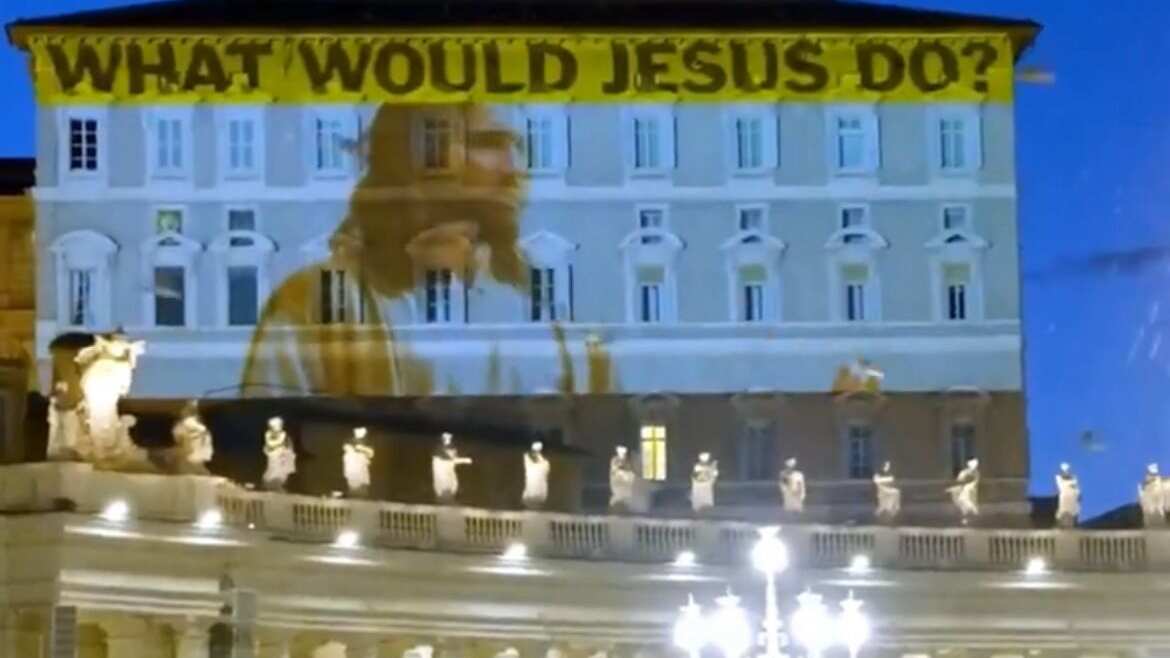 Vaticano, de noche… y con mensaje
PETA proyecta frases como “Las corridas de toros son pecado” y “¿Qué haría Jesucristo?” en la Santa Sede.