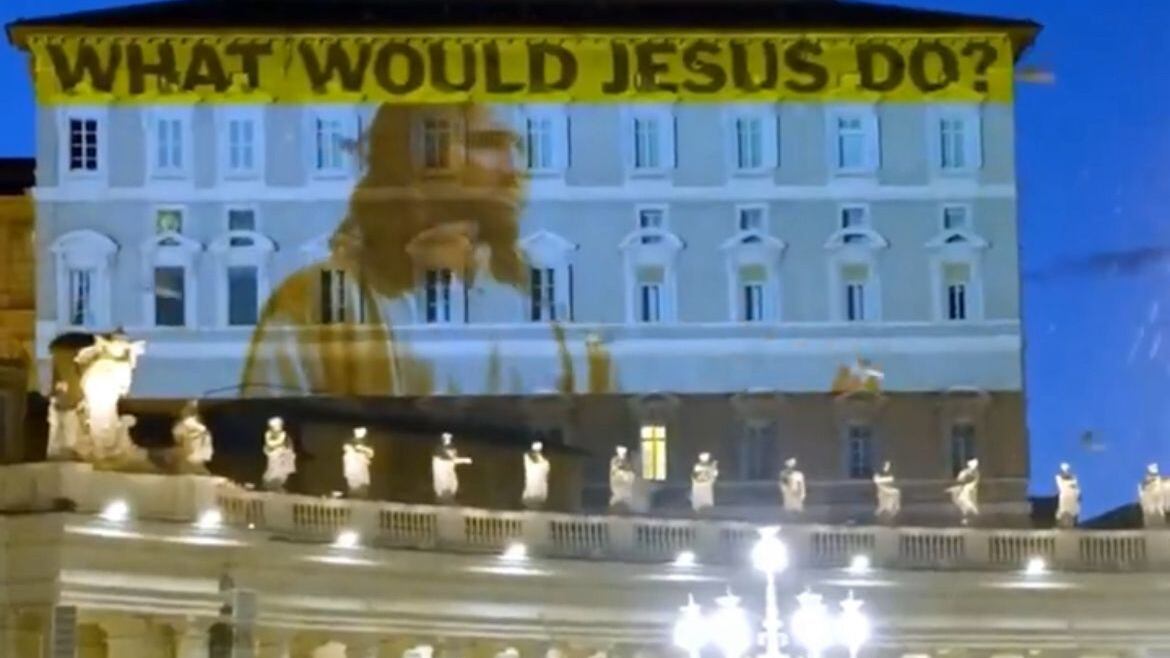 Vaticano, de noche… y con mensaje
PETA proyecta frases como “Las corridas de toros son pecado” y “¿Qué haría Jesucristo?” en la Santa Sede.