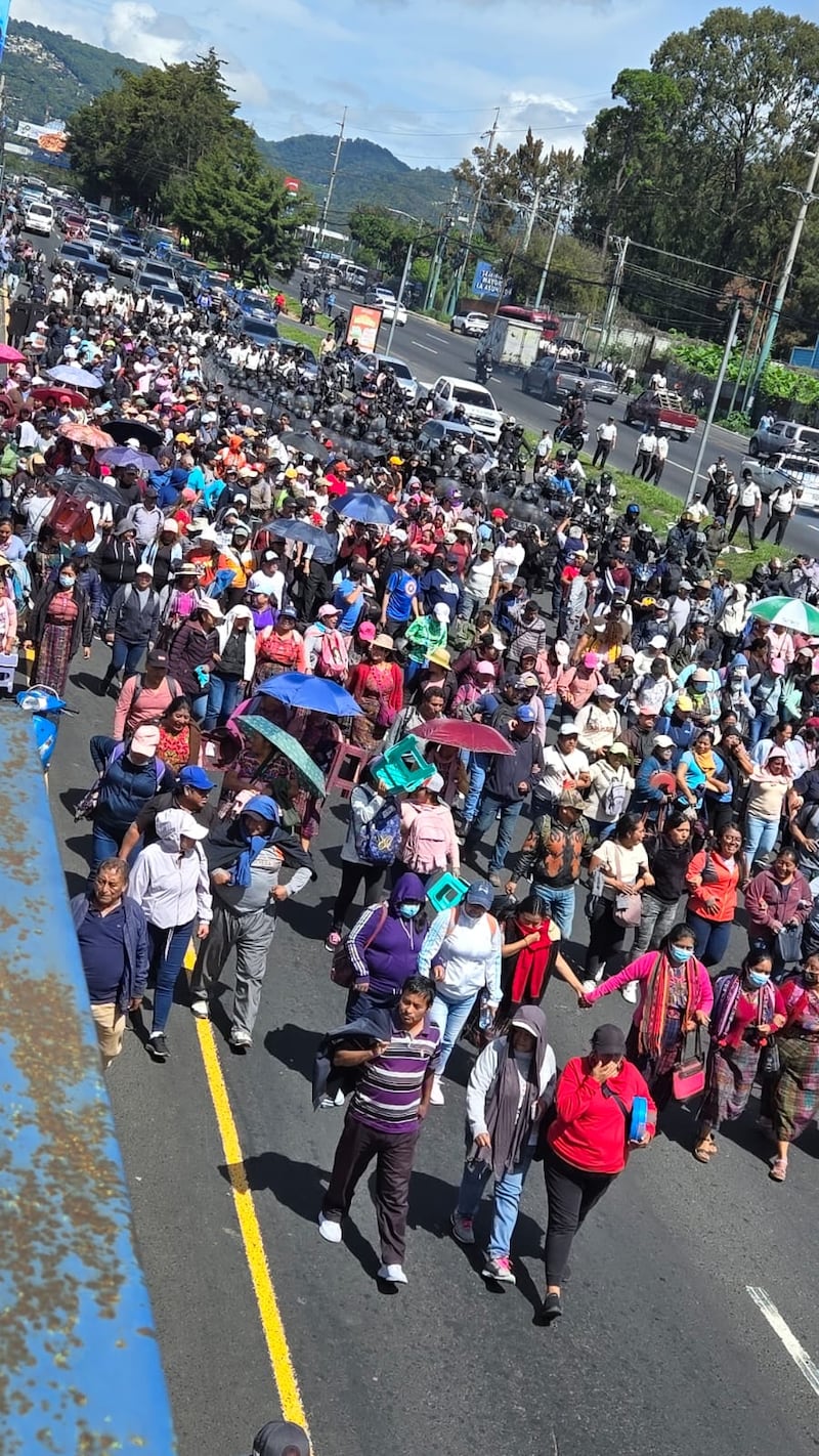 Maestros sindicalizados bloquean la calzada Roosevelt. Foto: Stanley Herrarte