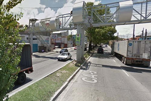 Pipa con combustible vuelca en el Periférico este viernes