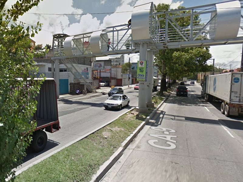 Pipa con combustible vuelca en el Periférico este viernes