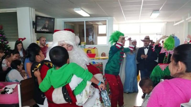 Santa Claus y sus duendes sorprenden a pacientes de la pediatría del Hospital General