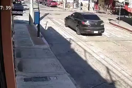 Video. Fuerte choque entre motocicleta y vehículo en zona 3