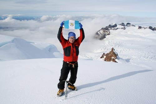 ¿Lo sabías? Hoy se cumple 25 años de Jaime Viñals en la cima del Everest con la bandera de Guatemala