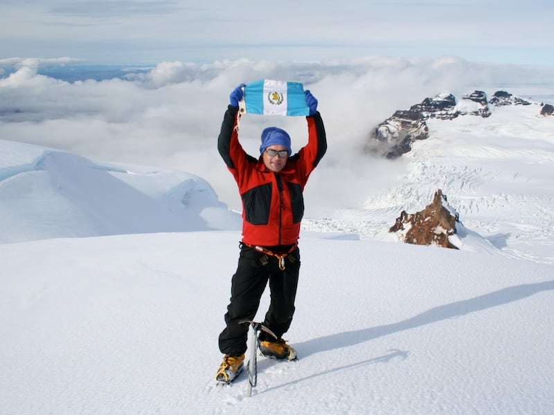 ¿Lo sabías? Hoy se cumple 25 años de Jaime Viñals en la cima del Everest con la bandera de Guatemala