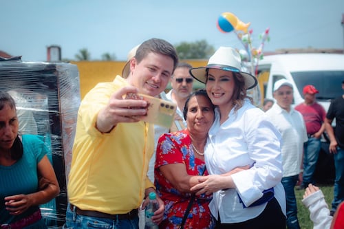 Zury Ríos y Sebastián Siero visitan Retalhuleu y participan en actividad del Día de La Madre