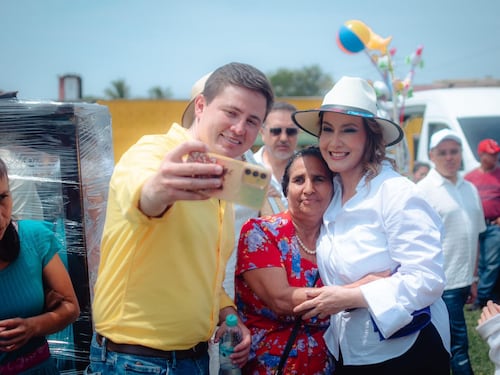 Zury Ríos y Sebastián Siero visitan Retalhuleu y participan en actividad del Día de La Madre